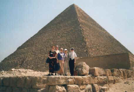 Seuran jäseniä Kheopsin pyramidilla egyptologisen kongressin yhteydessä 2000.